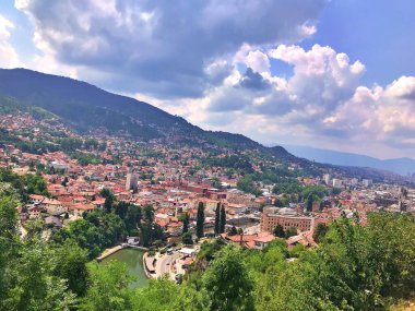 Bosna-Hersek 'in başkentinde yaz aylarında Saraybosna' nın panoramik manzarası