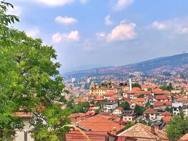 Bosna-Hersek 'in başkentinde yaz aylarında Saraybosna' nın panoramik manzarası