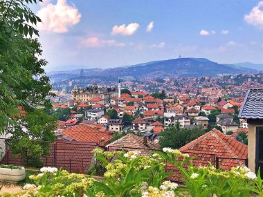 Bosna-Hersek 'in başkentinde yaz aylarında Saraybosna' nın panoramik manzarası