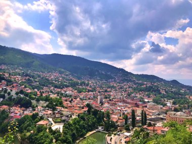 Bosna-Hersek 'in başkentinde yaz aylarında Saraybosna' nın panoramik manzarası