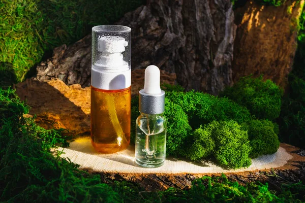 Dos botellas de pipeta cosmética. Moss, corteza verde bosque paisaje. Maqueta de marca de residuos Trendy Zero — Foto de Stock