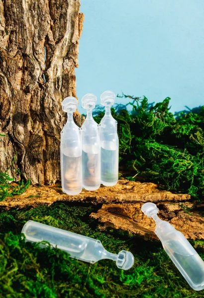 Cara, pelo, ampolla médica botellas de cosméticos en el paisaje del bosque verde. Belleza de moda Plantilla de marca cero residuos — Foto de Stock