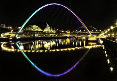 Newcastle rıhtım Tyne üzerinde Gateshead Millennium Köprüsü