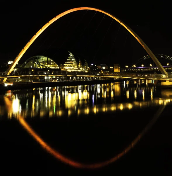 Millennium Bridge Czerwonym Nightscape Podjęte Nabrzeżu Rzeki Tyne Newcastle — Zdjęcie stockowe