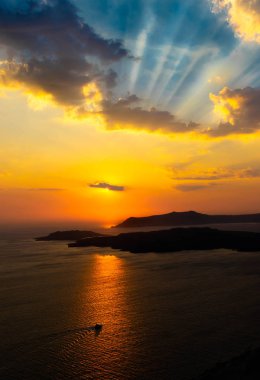 Santorini Sunset Caldera üzerinde yakın kayalıklardan izlendi