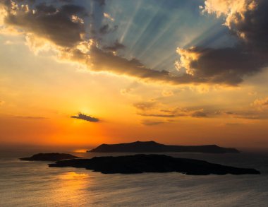 Santorini Sunset Caldera üzerinde yakın kayalıklardan izlendi