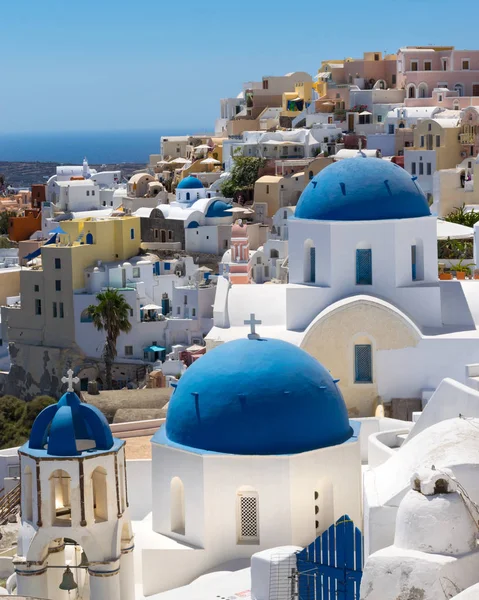 Oia Santorini'de ikonik mavi kubbeler ve yamaç kıyı şeridi