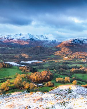 Loughrigg'de kış gün doğumu İngiliz Göller Bölgesi'ne düştü