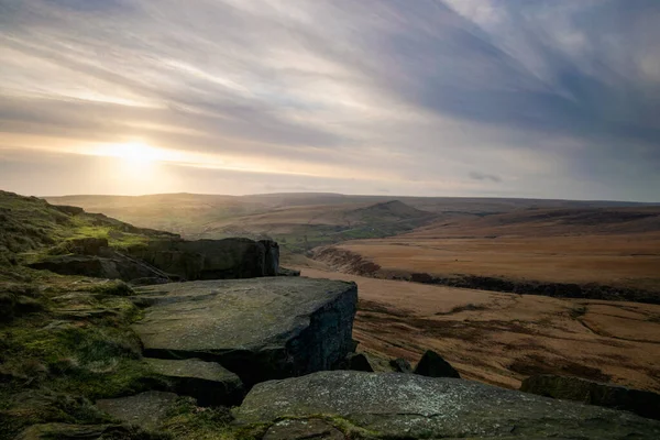 Buckstone otoparkından (A640) Yukarı Colne Vadisi 'nden Pule Tepesi' ne kadar muhteşem manzaralar vardır. Kanal boyunca Marsden Moor, Batı Yorkshire 'daki Ulusal Güven' le Pule Hill 'in etrafında yürüyüş yapın..