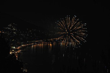 denizin üzerinde havai fişek