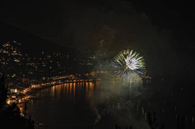 denizin üzerinde havai fişek