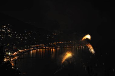 denizin üzerinde havai fişek