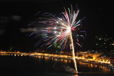 denizin üzerinde havai fişek