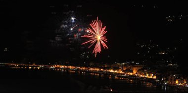 denizin üzerinde havai fişek