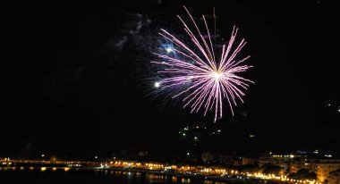 denizin üzerinde havai fişek