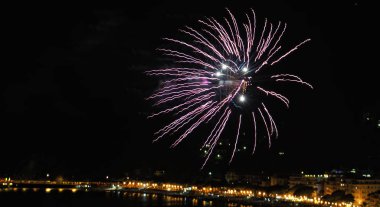 denizin üzerinde havai fişek