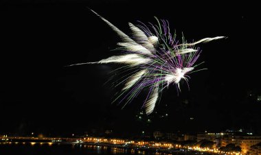 denizin üzerinde havai fişek