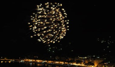 denizin üzerinde havai fişek