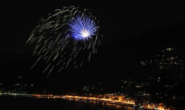 denizin üzerinde havai fişek
