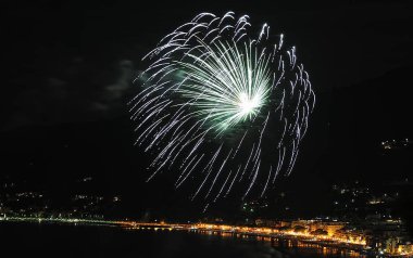 denizin üzerinde havai fişek