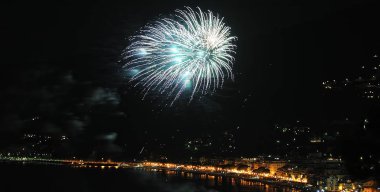 denizin üzerinde havai fişek