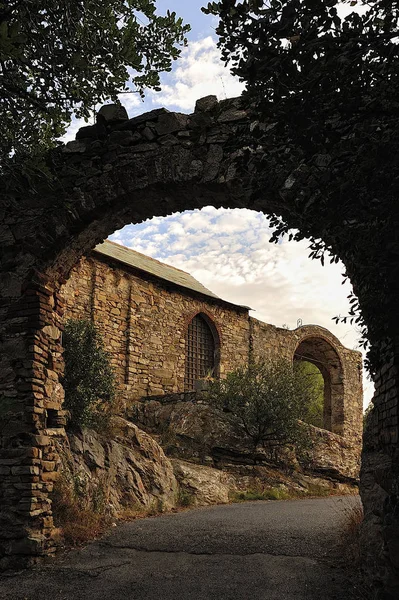 Uma igreja de pedra — Fotografia de Stock