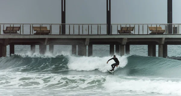 Surfista em uma onda — Fotografia de Stock