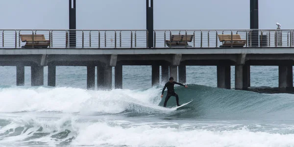 Surfer auf einer Welle — Stockfoto