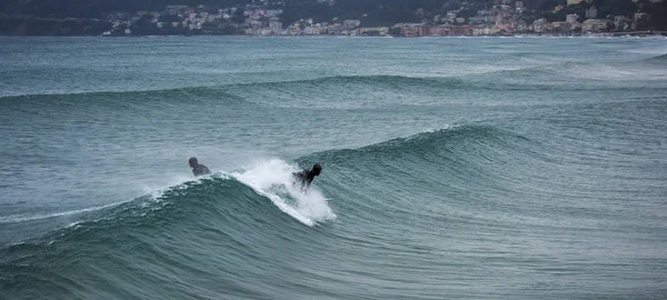 Surfer na fali — Zdjęcie stockowe