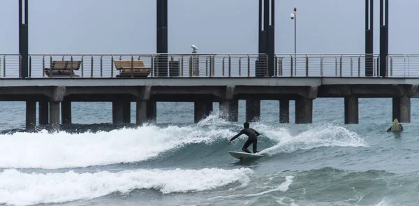 Bir dalga sörfçü — Stok fotoğraf