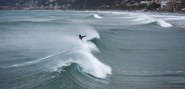 Surfare på en våg — Stockfoto