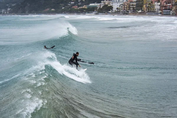 Surfer na fali — Zdjęcie stockowe