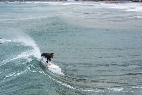 Surfer auf einer Welle — Stockfoto