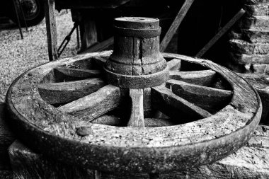 Bir ortaçağ köyünde antik nesneler