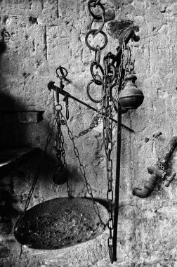 Bir ortaçağ köyünde antik nesneler