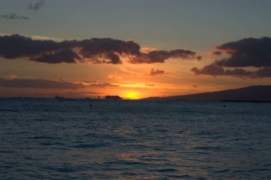 Waikiki sahilinde gün batımı