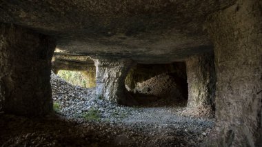 Dağda eski bir mağara