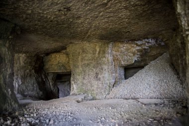 Dağda eski bir mağara