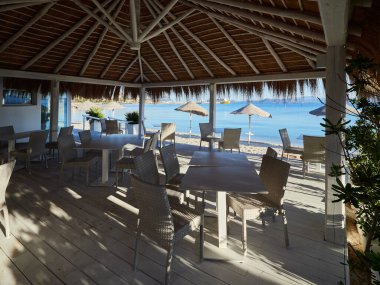 Sahilde bir restoran.