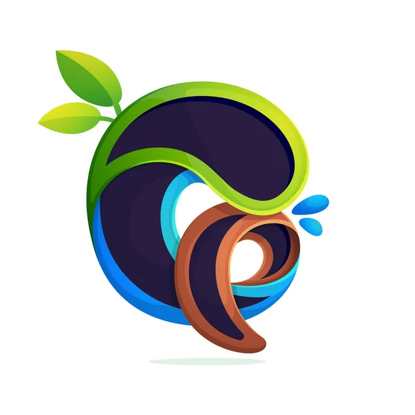 Q lettre logo écologie stylisé avec des feuilles vertes et gouttes de rosée . — Image vectorielle