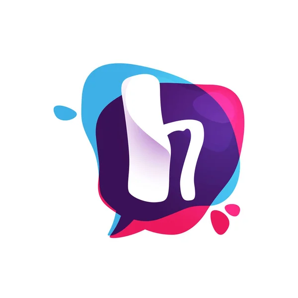 H brief chat app logo op kleurrijke aquarel plons achtergrond. — Stockvector