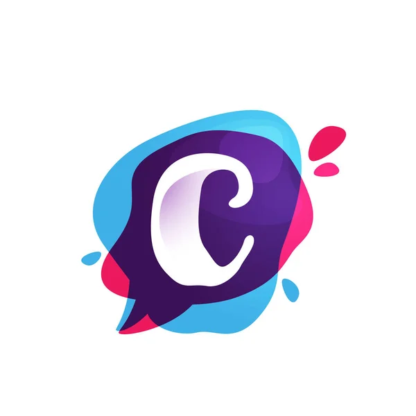 Logotipo de aplicativo de bate-papo letra C em fundo colorido splash aquarela. —  Vetores de Stock