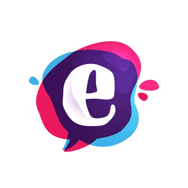 E letter chat app logo at colorful watercolor splash background. — Stock Vector