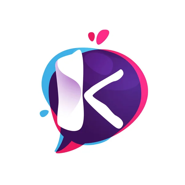 Logo aplikasi obrolan huruf K di latar belakang percikan cat air penuh warna . - Stok Vektor