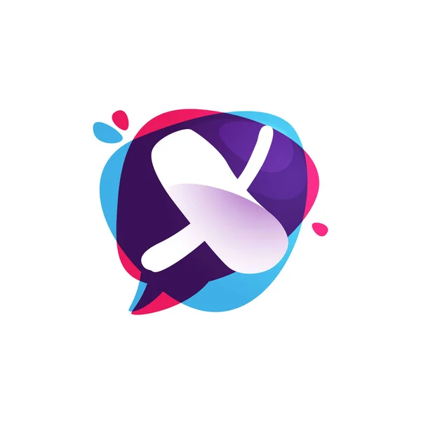 다채 로운 물감을 튀기는 배경에 있는 X 문자 채팅 앱 로고. — 스톡 벡터