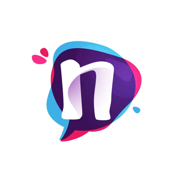 N Brief Chat App-Logo bei bunten Aquarell Splash Hintergrund. — Stockvektor