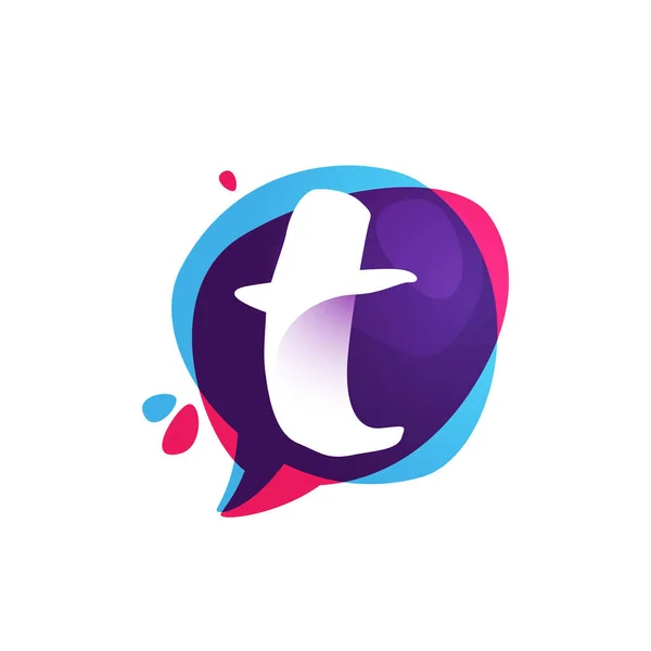 T dopis chat app logo na barevné akvarel splash pozadí. — Stockový vektor