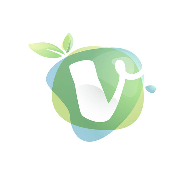 V буквенный логотип с отрицательным пробелом на зеленой акварели
