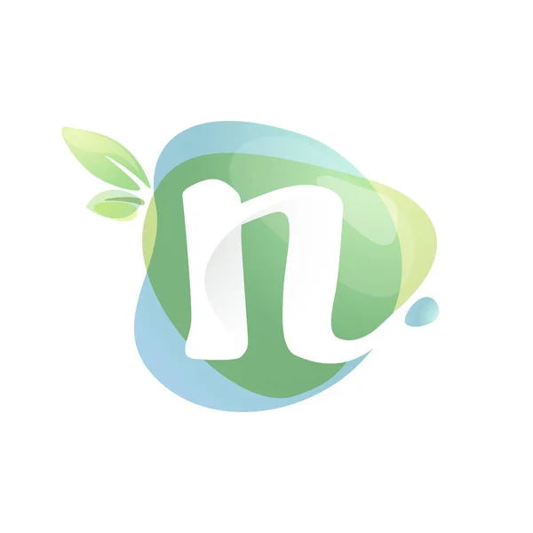 N letter logo met negatieve ruimte bij groene aquarel splash bac — Stockvector