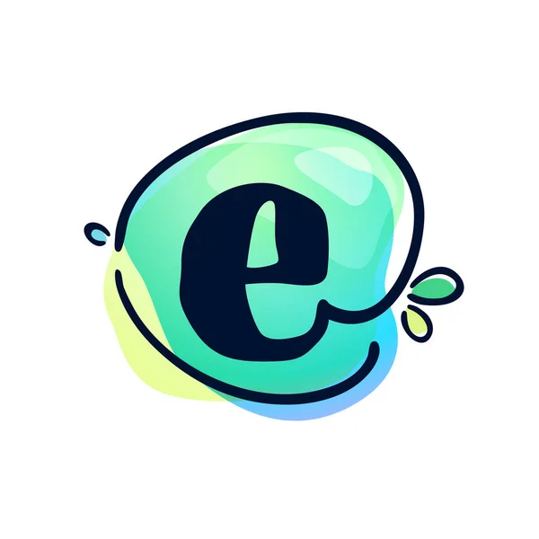 Logotipo de trazo de letra E en color acuarela salpicadura fondo . — Vector de stock